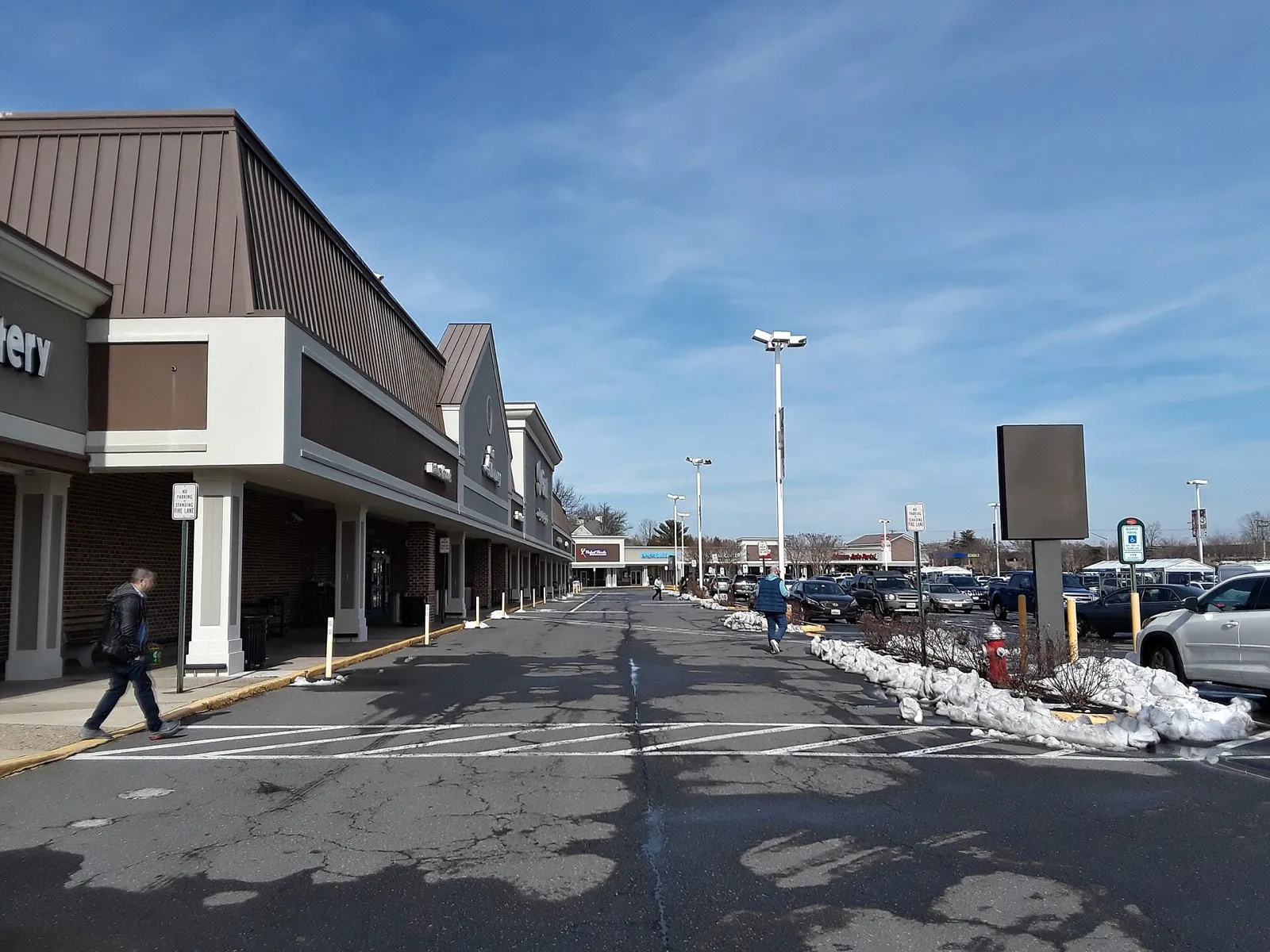 Commercial real estate NNN lease — multi-tenant retail shopping center